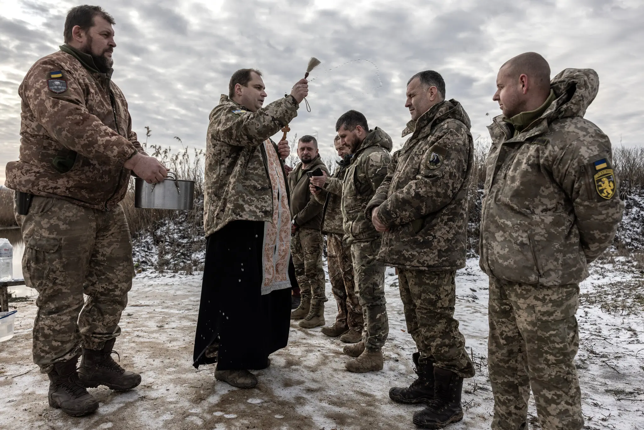 Український військовий капелан, який відправляє богослужіння у складі 68-ї бригади, відзначає православне свято Хрещення Господнього 6 січня на північному сході України в Харківській області.
